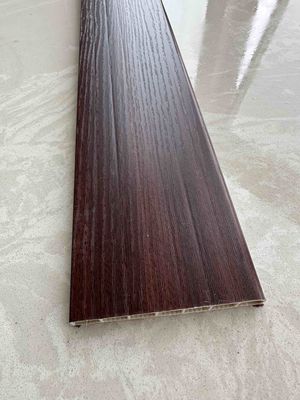 Пластиковый плинтус шириной 8 см, легко чистится, устойчив к царапинам