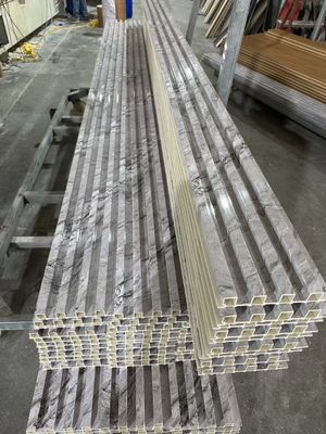 Современные ПВХ 3D стеновые панели Wpc покрытие древесных зерен Лат стеновые панели